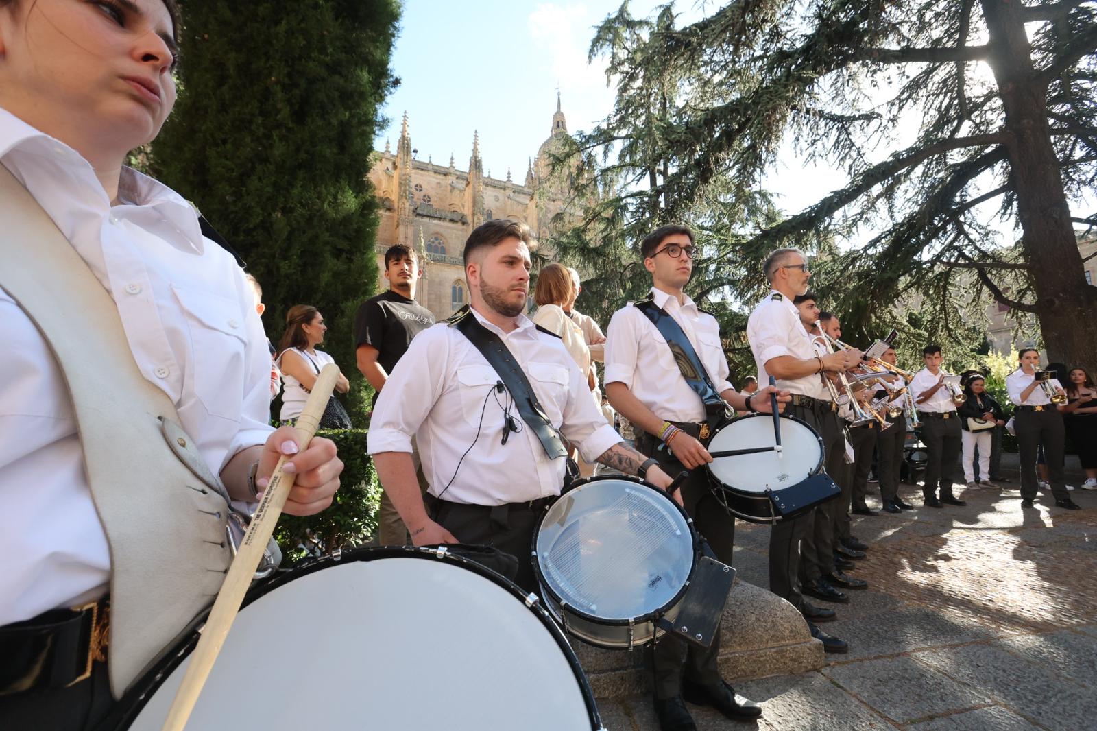 Salamanca rinde honor a su patrón con música y flores