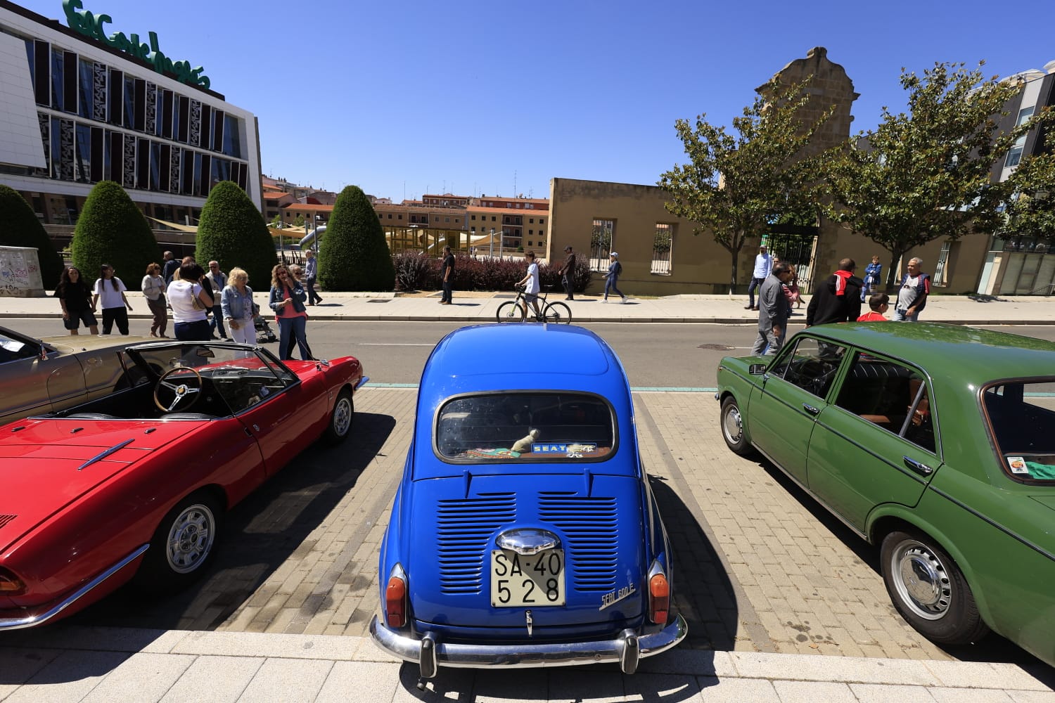 Los vehículos antiguos recorren Salamanca a favor de las Hermanitas de los Pobres