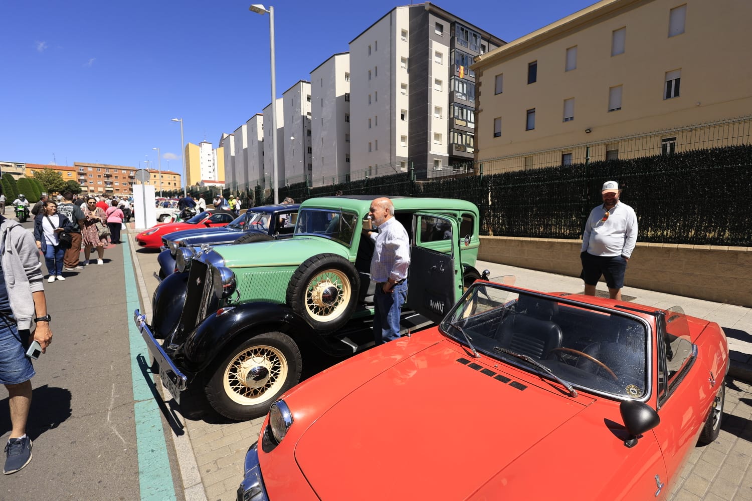 Los vehículos antiguos recorren Salamanca a favor de las Hermanitas de los Pobres