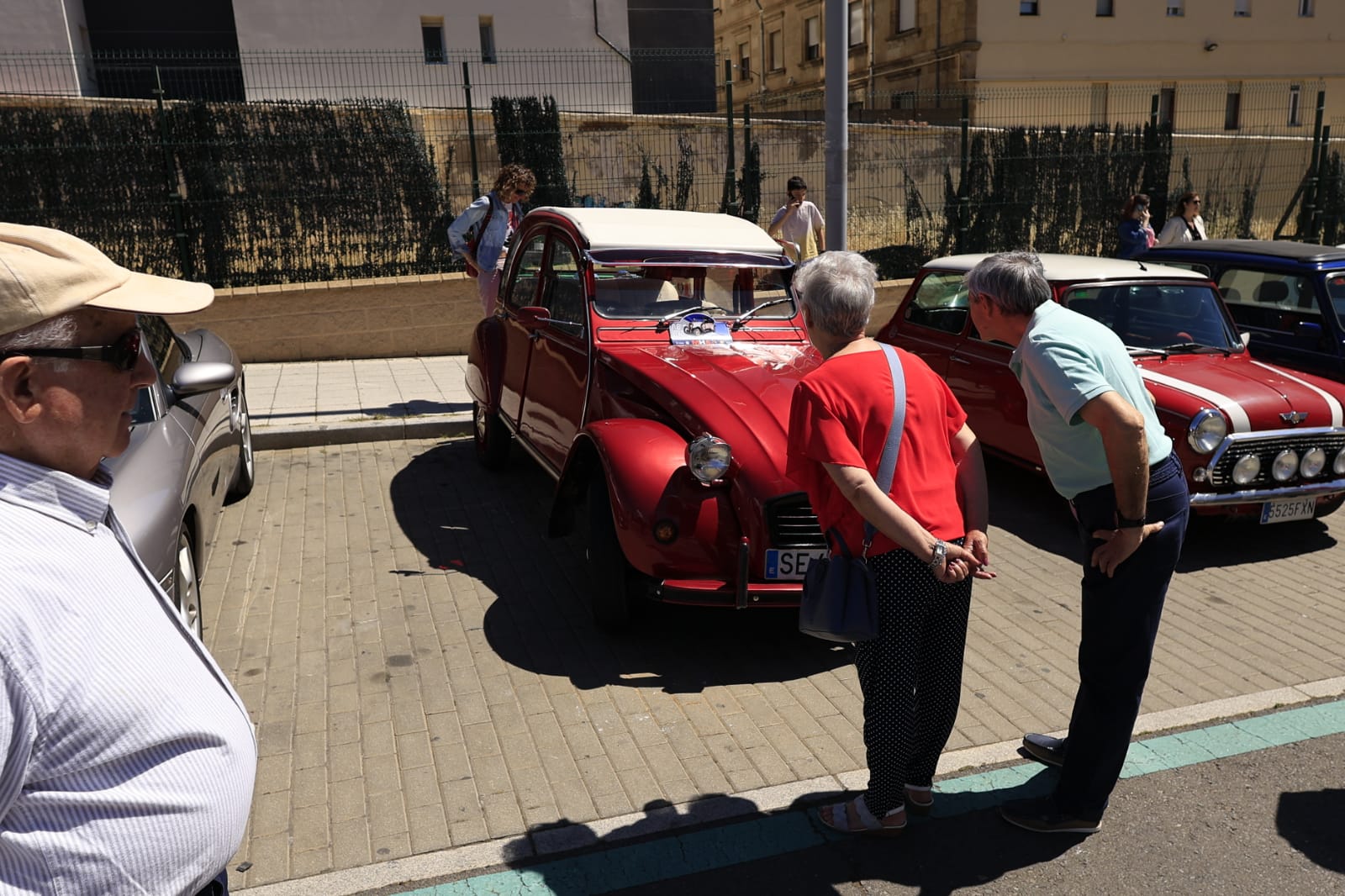 Los vehículos antiguos recorren Salamanca a favor de las Hermanitas de los Pobres