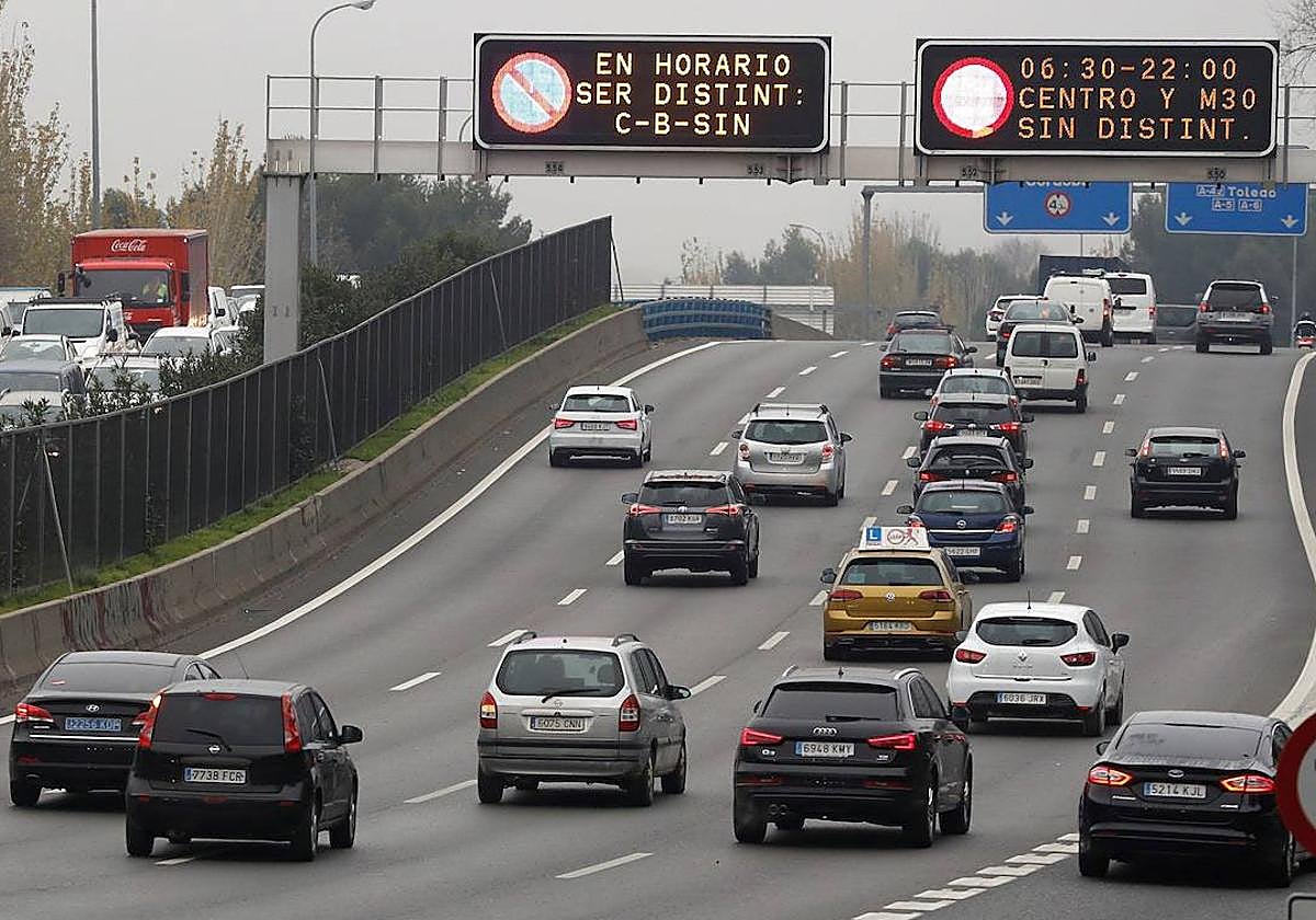 Coches circulando por la M-30 en Madrid.