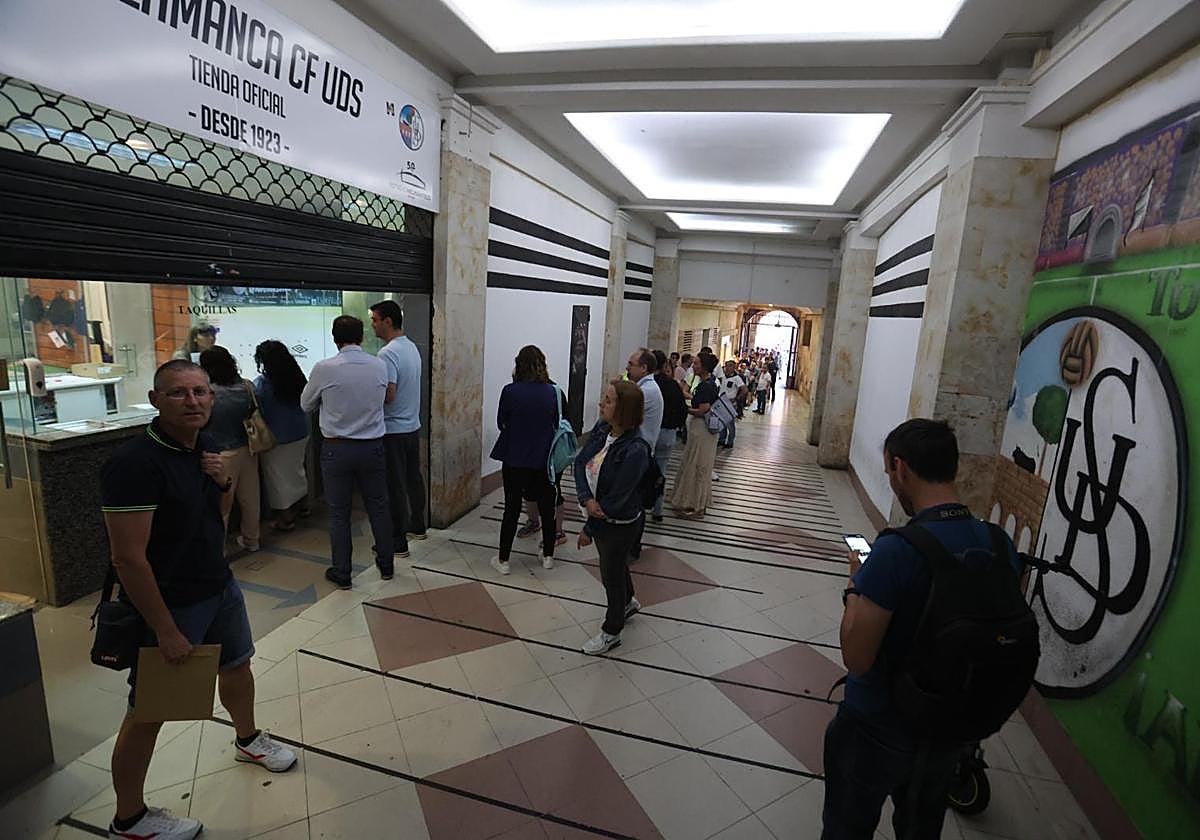 La cola para conseguir entradas del Salamanca CF UDS.
