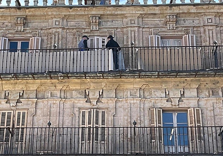 Dos operarios trabajan en la zona de carpintería de la Plaza Mayor de Salamanca esta mañana de viernes.