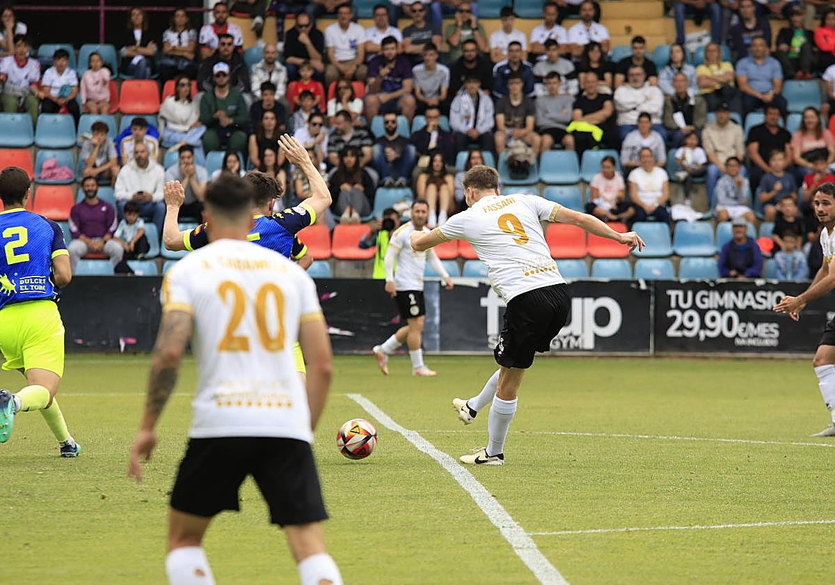 Fassani lanza desde el borde del área