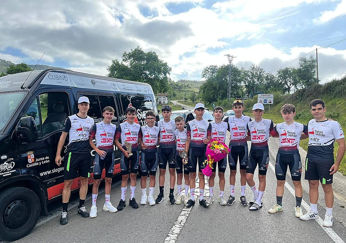 Ciclistas y directores de Siega Verde que se desplazaron a Cantabria.