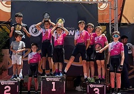 El grupo de ciclistas del Caja Rural-Siega Verde en Ciudad Rodrigo.