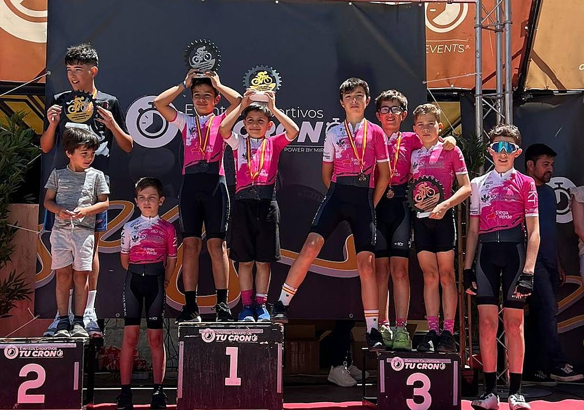 El grupo de ciclistas del Caja Rural-Siega Verde en Ciudad Rodrigo.