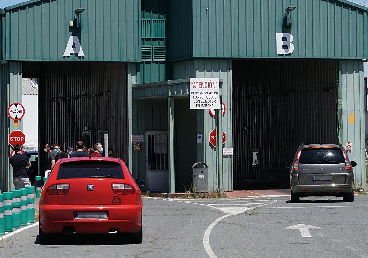 Dos coches se disponen a pasar la ITV en las instalaciones de Carbajosa de la Sagrada.