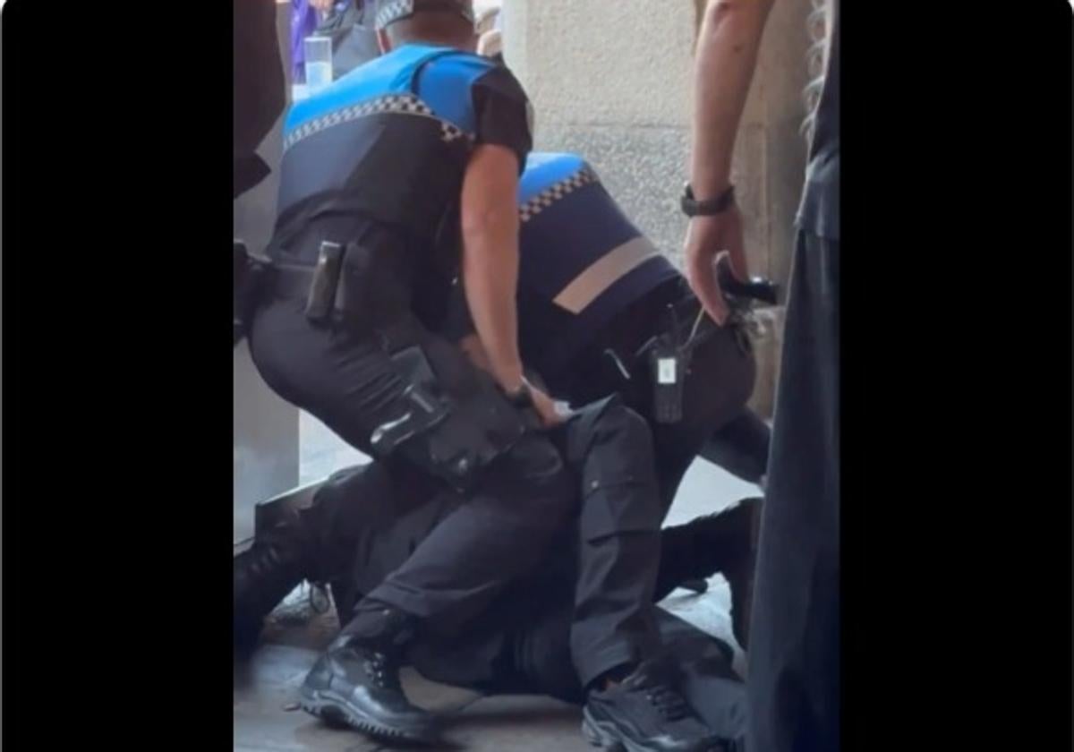 Violenta pelea en plena Plaza Mayor de Salamanca tras pegar a un camarero