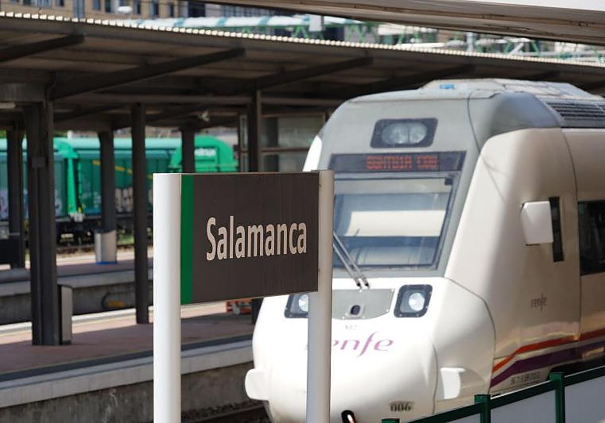 Un tren de Alta Velocidad llega a la estación de Salamanca.