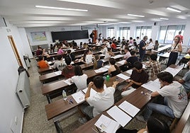 Alumnos realizando la EBAU en la USAL