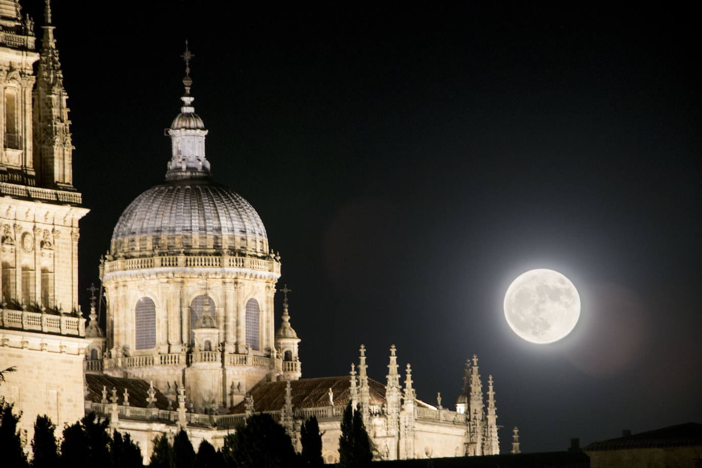 Luna llena en el cielo de Salamanca.