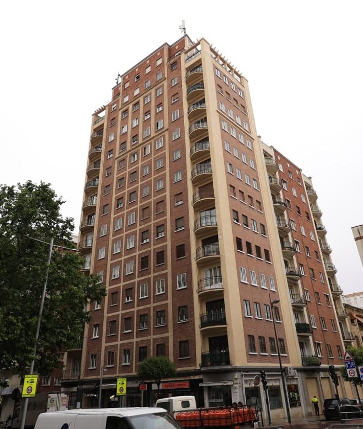 Imagen secundaria 2 - El santuario de la Peña de Francia, cubierto de nieve; el mirador del Fraile en Arribes del Duero; y el edificio de viviendas de la avenida de Portugal en Salamanca.