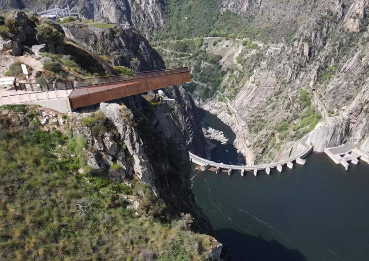 Imagen secundaria 1 - El santuario de la Peña de Francia, cubierto de nieve; el mirador del Fraile en Arribes del Duero; y el edificio de viviendas de la avenida de Portugal en Salamanca.