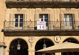 Cartel indicativo de un Punto Violeta en el Ayuntamiento de Salamanca