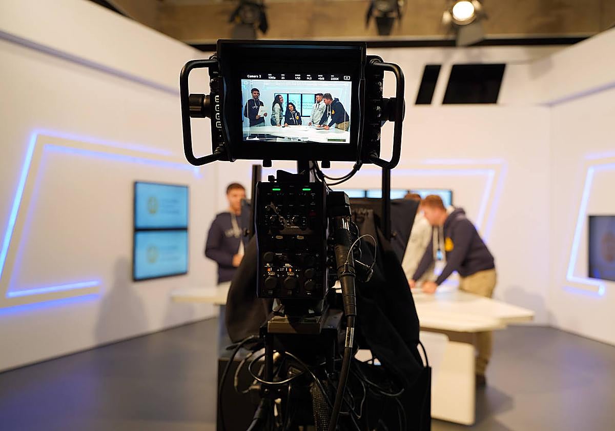 Alumnos de la FCOM en el plató de televisión