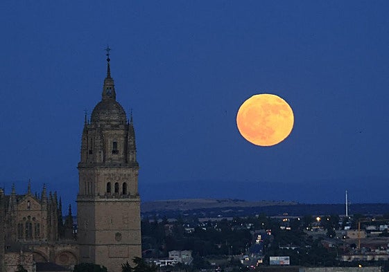 La luna llena de este viernes por la noche y la catedral de Salamanca