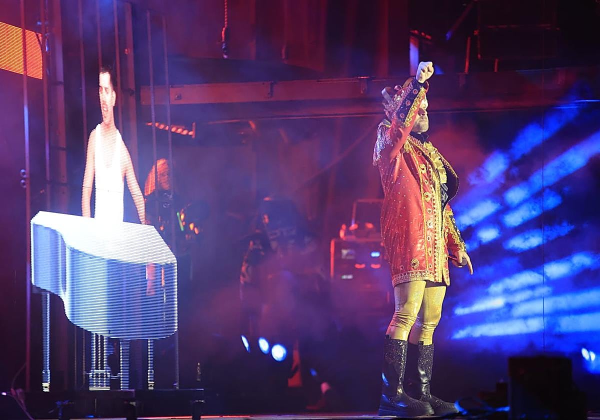Un instante del homenaje de Panorama a Queen en Castellanos de Villiquera con 'Freddie Mercury' al piano.
