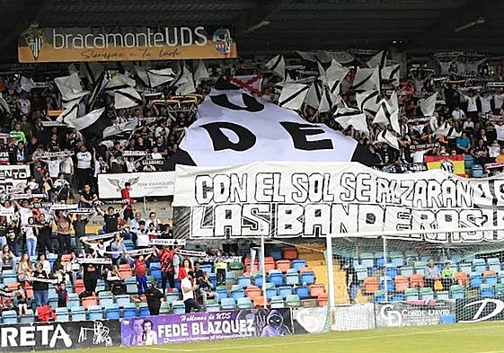 Fondo Sur del estadio Helmántico.