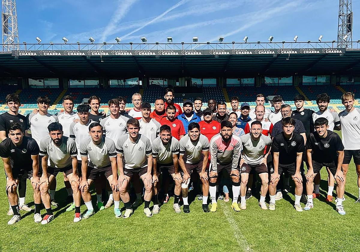 Plantilla del Salamanca UDS en el Helmántico en el último entrenamiento de la temporada.