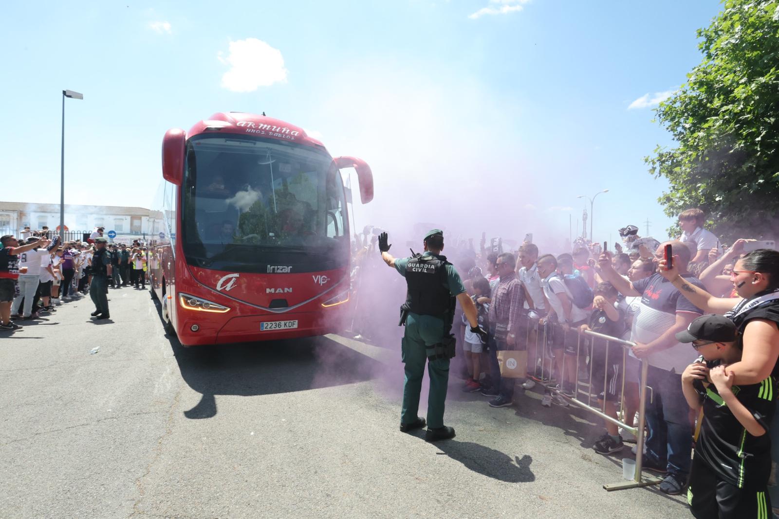 Así ha sido el recibimiento de la afición al autocar del Salamanca UDS