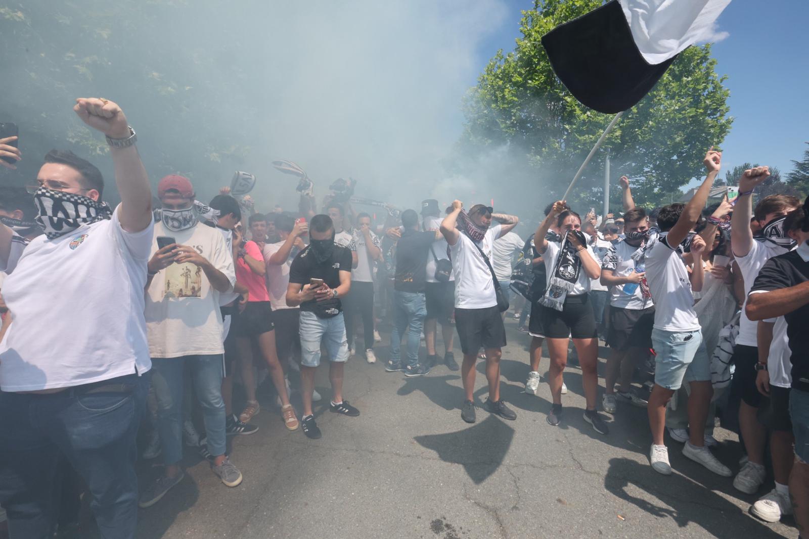 Así ha sido el recibimiento de la afición al autocar del Salamanca UDS