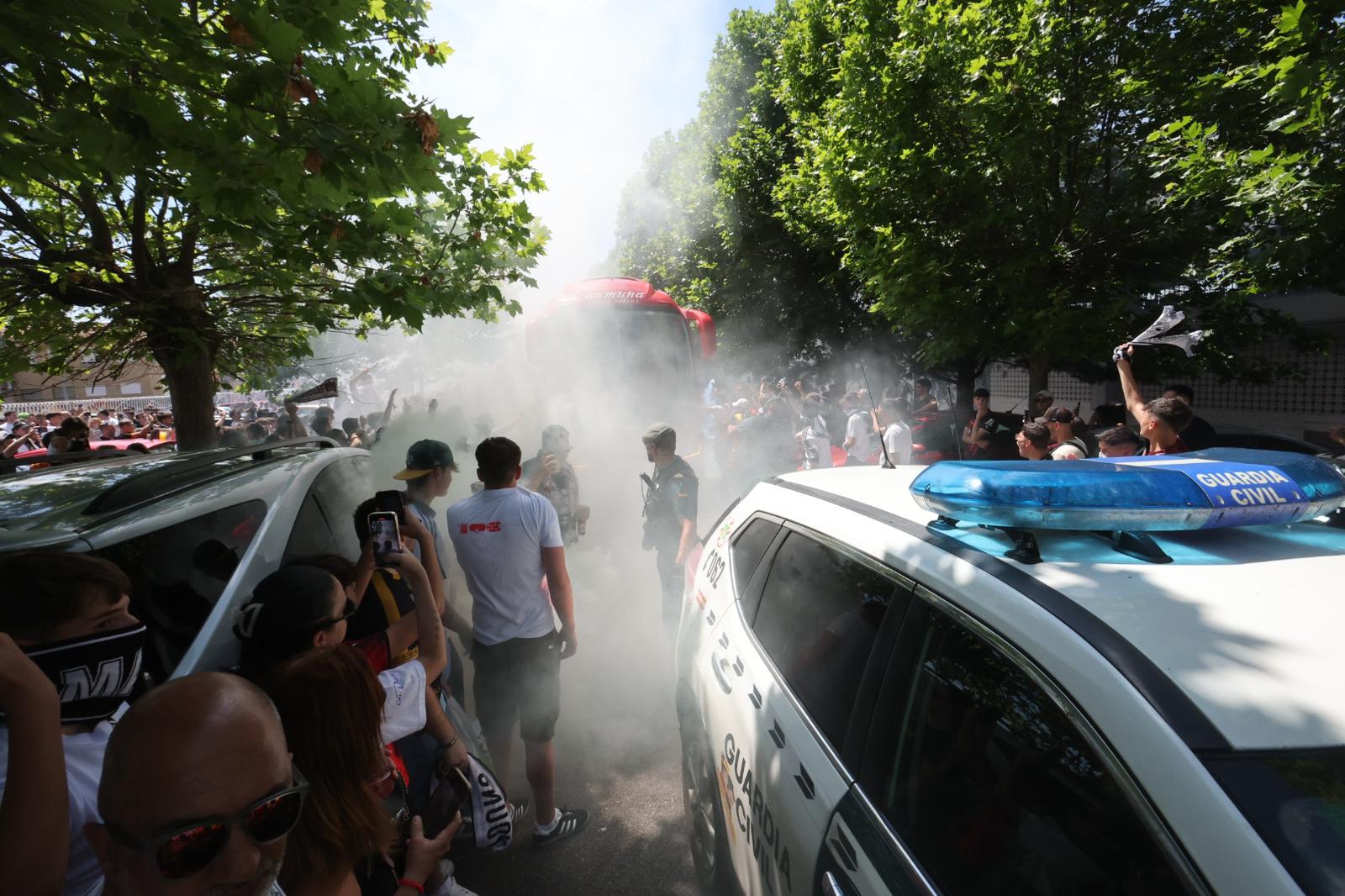 Así ha sido el recibimiento de la afición al autocar del Salamanca UDS
