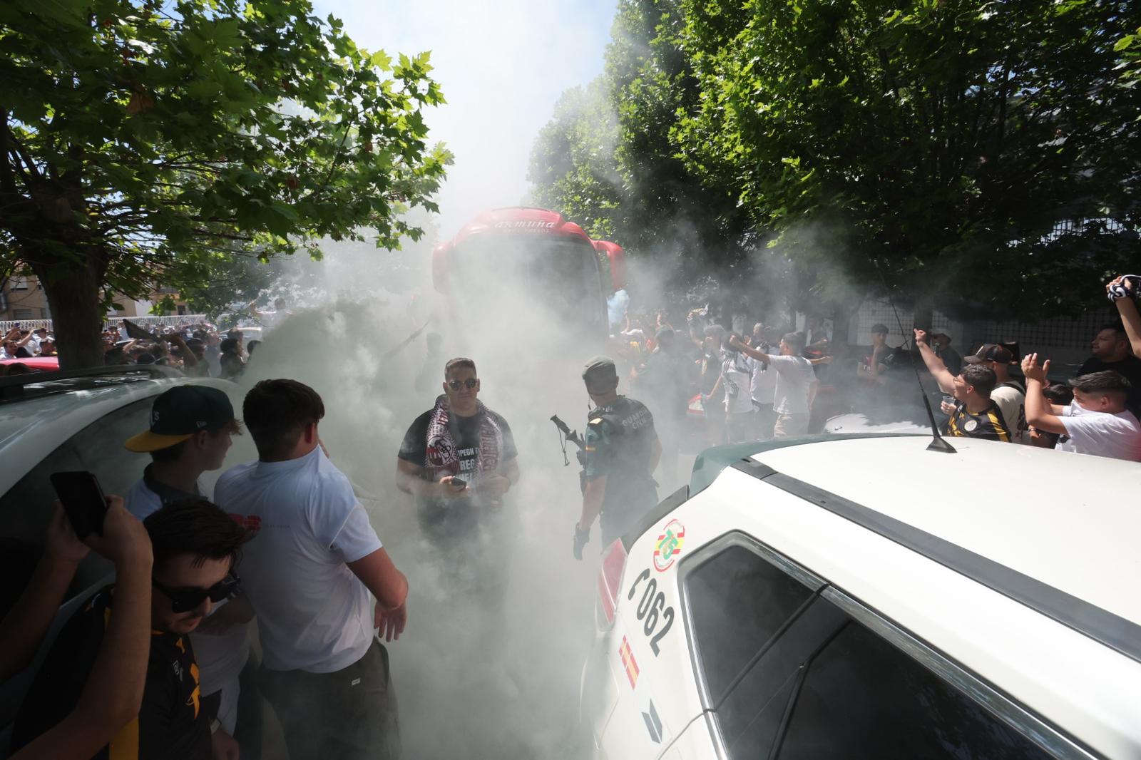 Así ha sido el recibimiento de la afición al autocar del Salamanca UDS