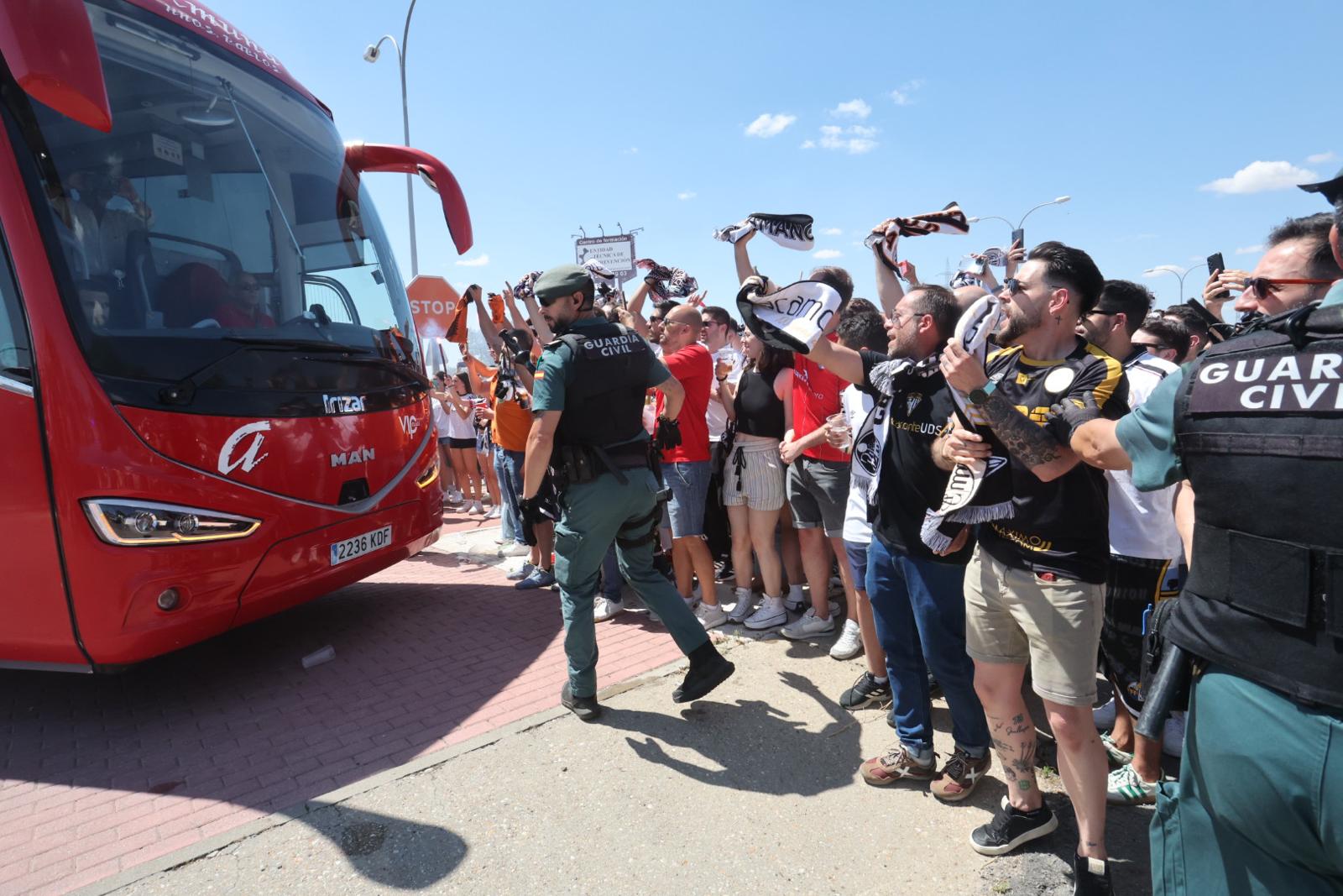Así ha sido el recibimiento de la afición al autocar del Salamanca UDS