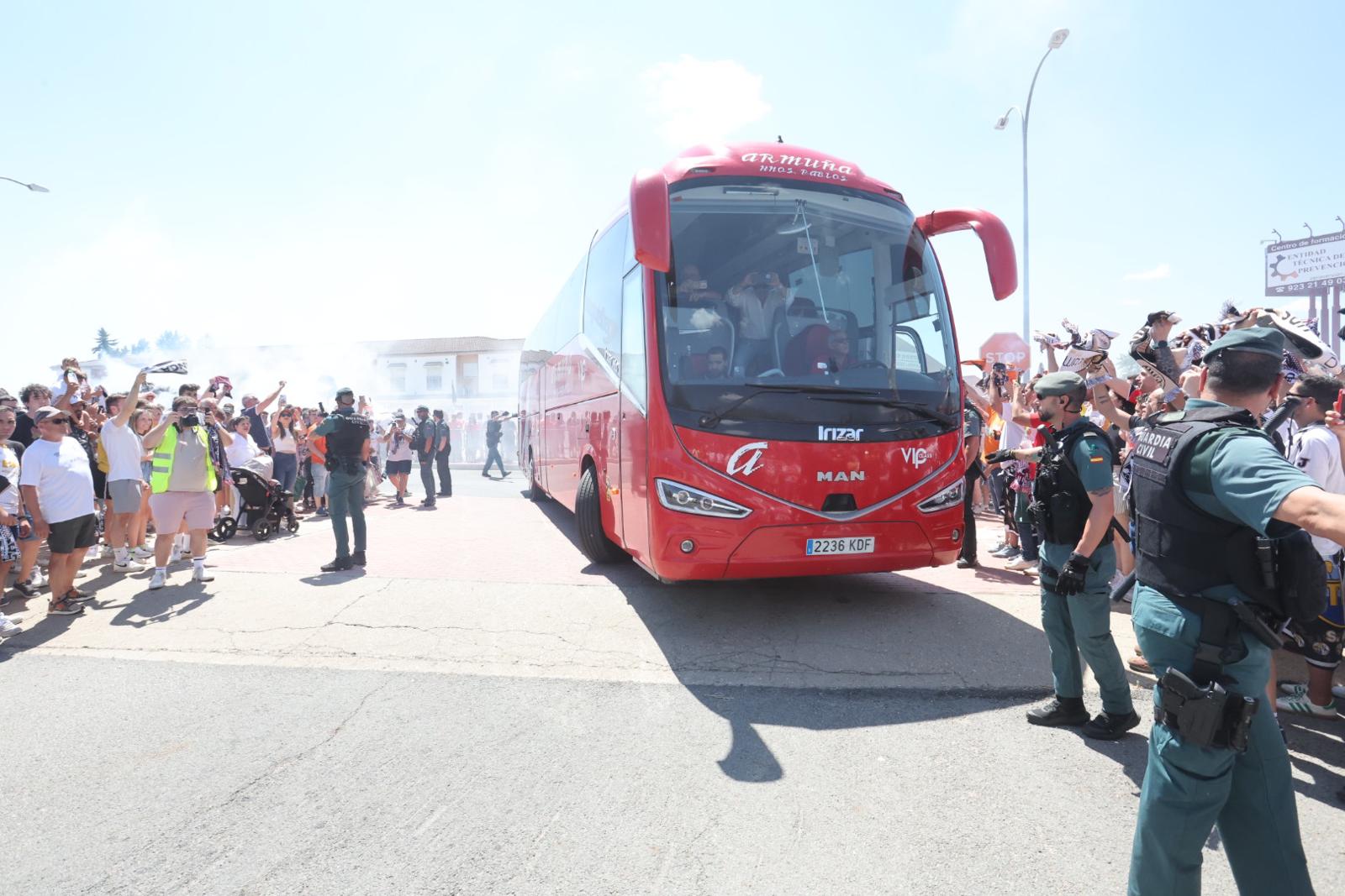 Así ha sido el recibimiento de la afición al autocar del Salamanca UDS
