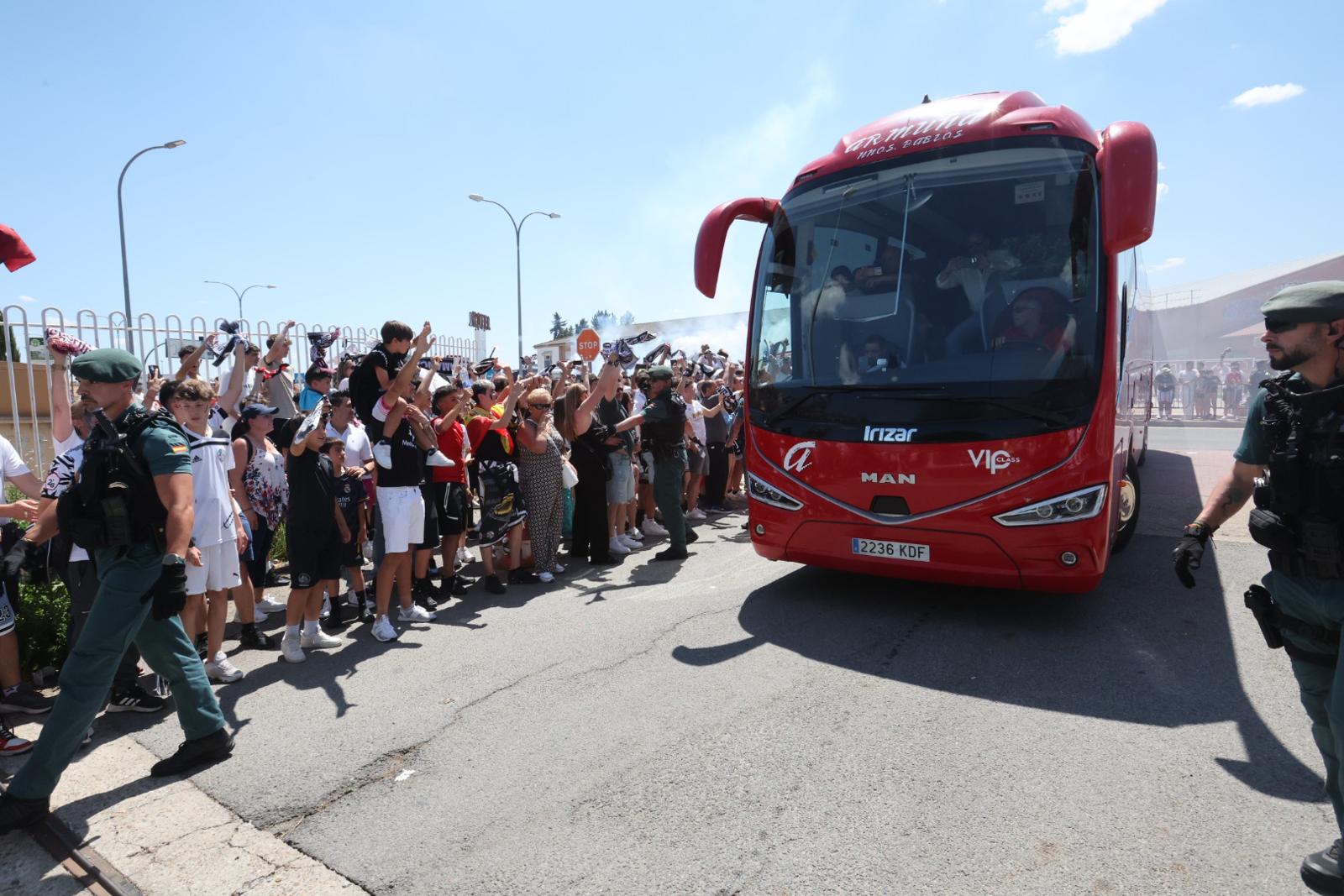 Así ha sido el recibimiento de la afición al autocar del Salamanca UDS
