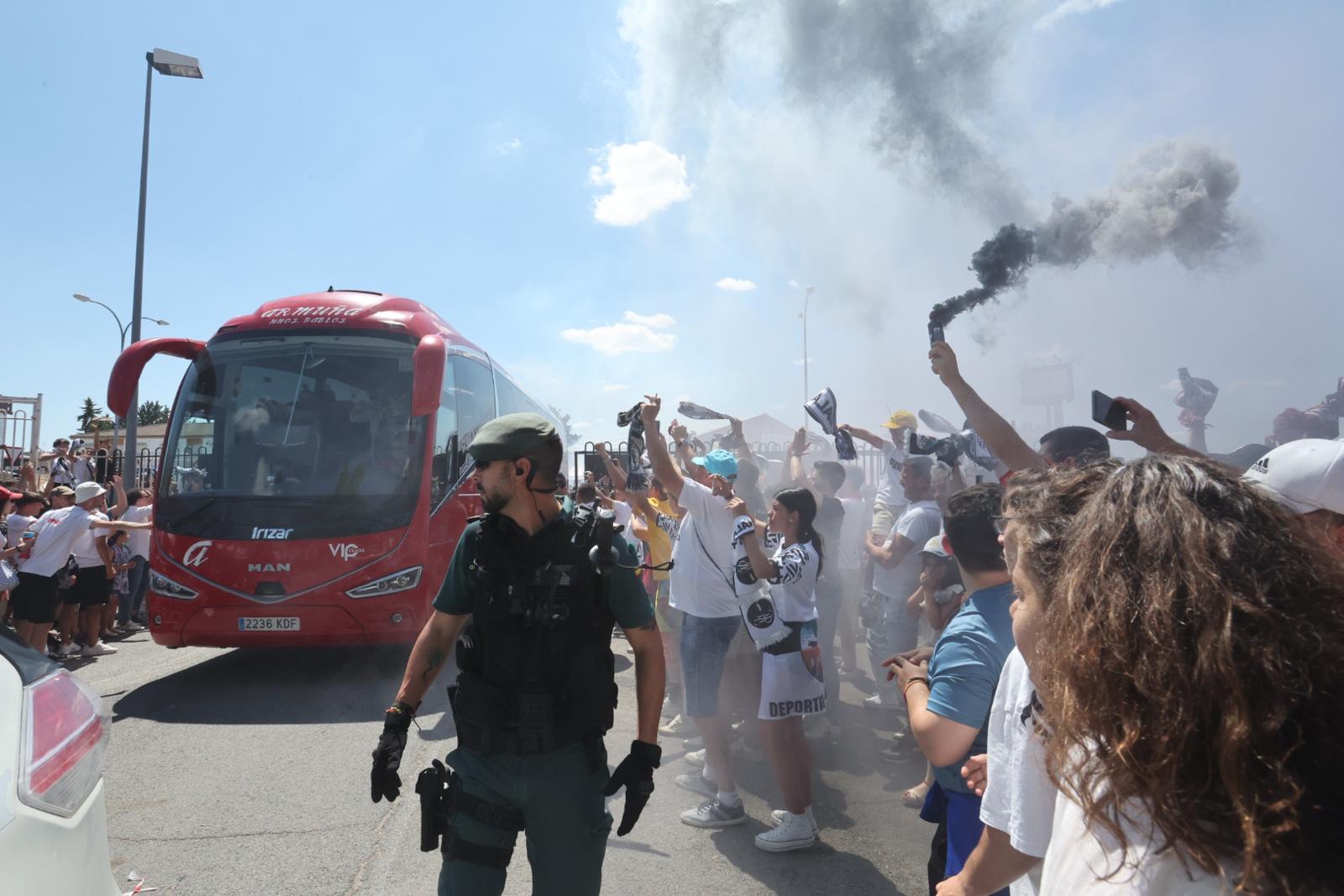 Así ha sido el recibimiento de la afición al autocar del Salamanca UDS