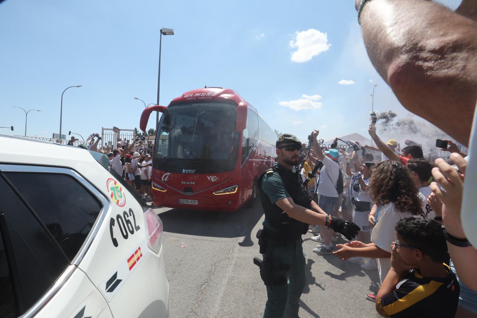 Así ha sido el recibimiento de la afición al autocar del Salamanca UDS
