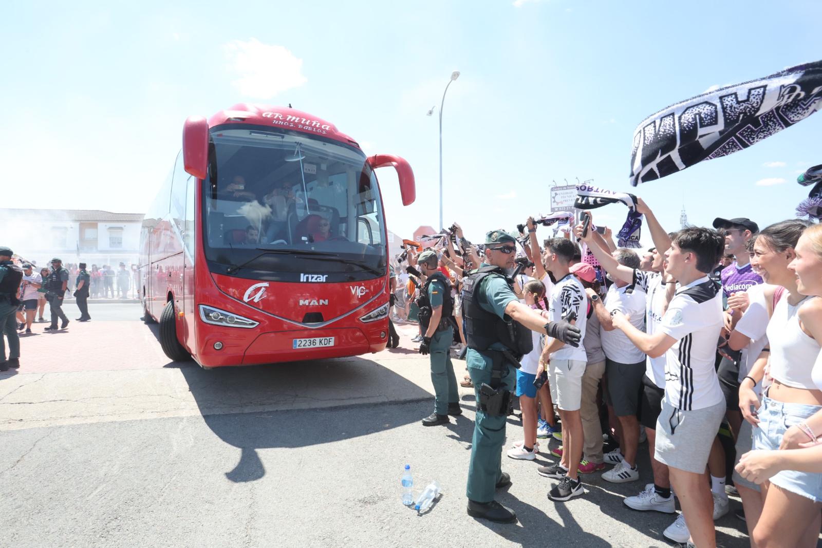 Así ha sido el recibimiento de la afición al autocar del Salamanca UDS