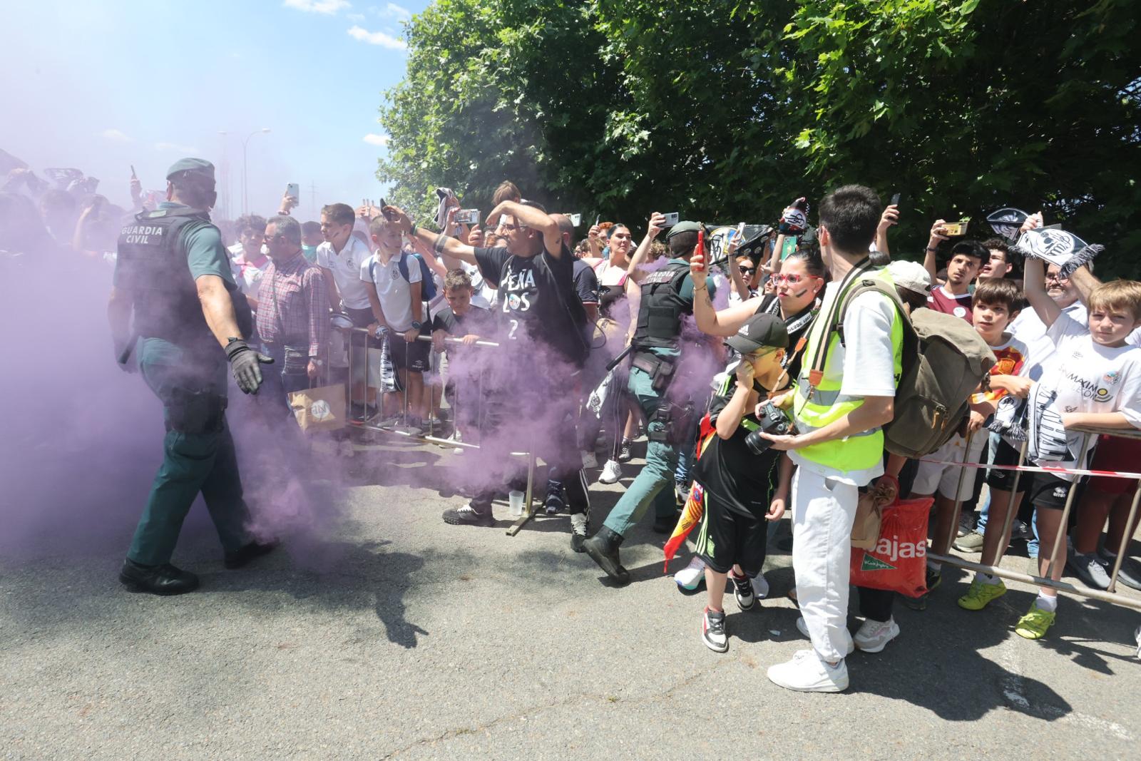 Así ha sido el recibimiento de la afición al autocar del Salamanca UDS