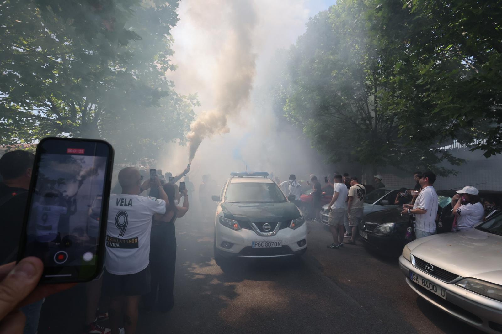 Así ha sido el recibimiento de la afición al autocar del Salamanca UDS