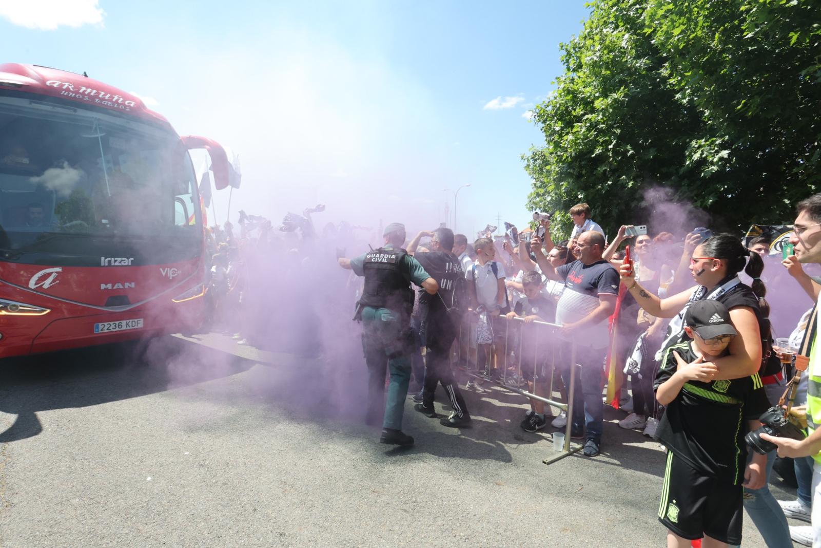 Así ha sido el recibimiento de la afición al autocar del Salamanca UDS