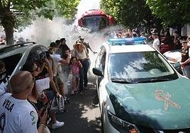 Así ha sido el recibimiento de la afición al autocar del Salamanca UDS