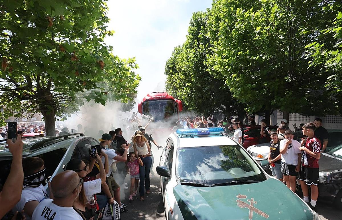 Así ha sido el recibimiento de la afición al autocar del Salamanca UDS