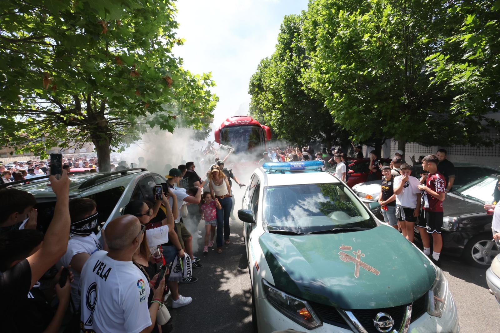 Así ha sido el recibimiento de la afición al autocar del Salamanca UDS