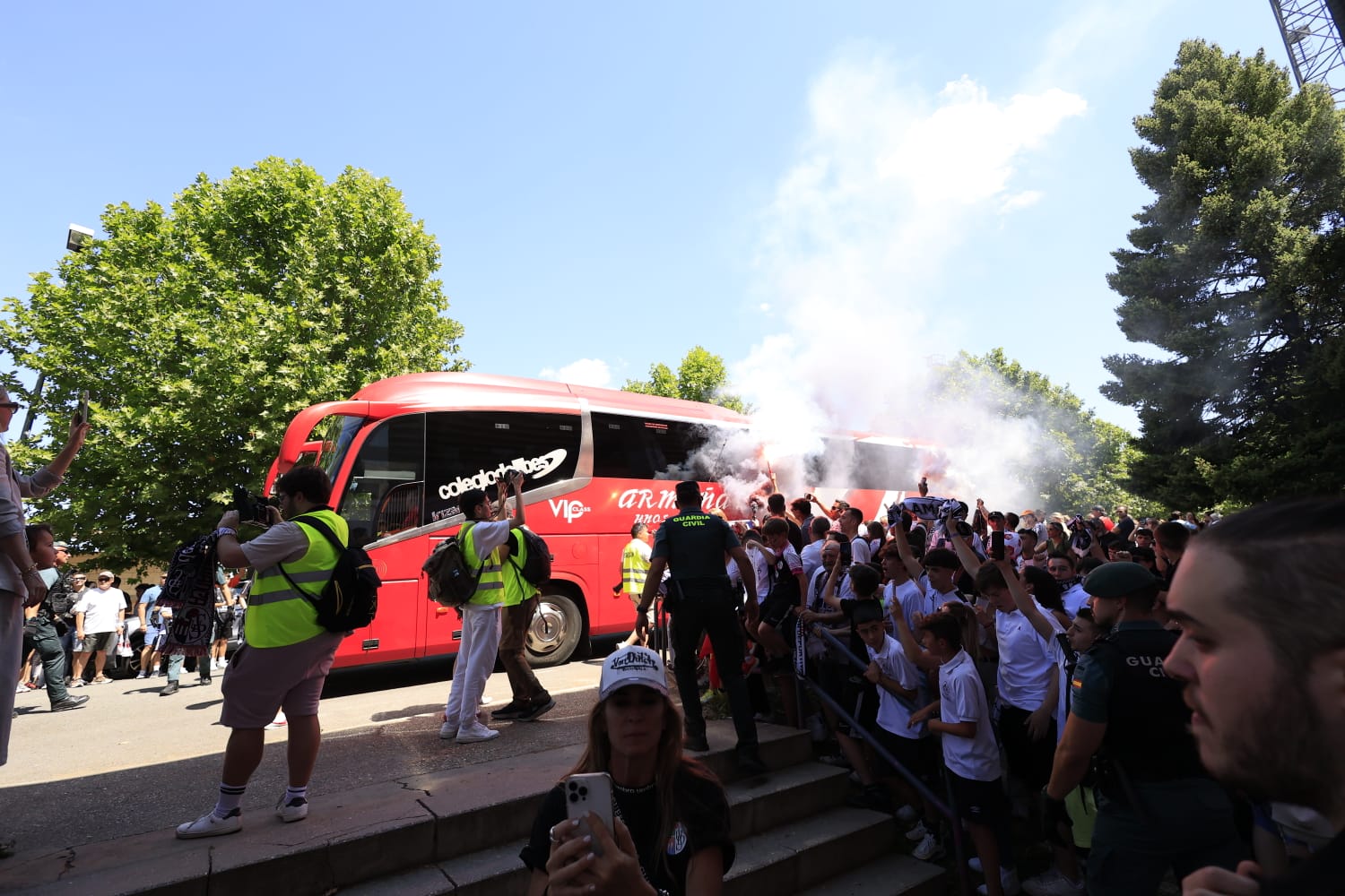 Así ha sido el recibimiento de la afición al autocar del Salamanca UDS