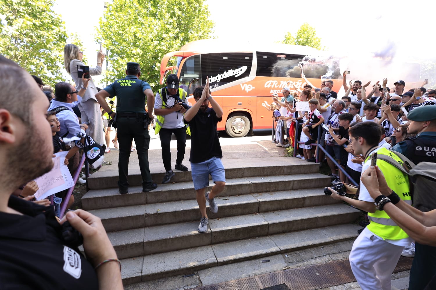 Así ha sido el recibimiento de la afición al autocar del Salamanca UDS
