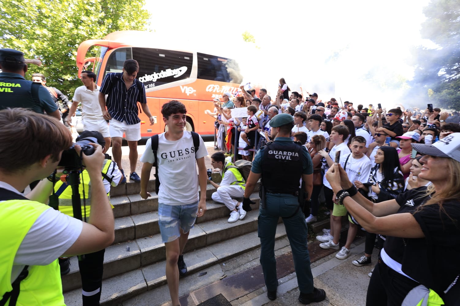 Así ha sido el recibimiento de la afición al autocar del Salamanca UDS