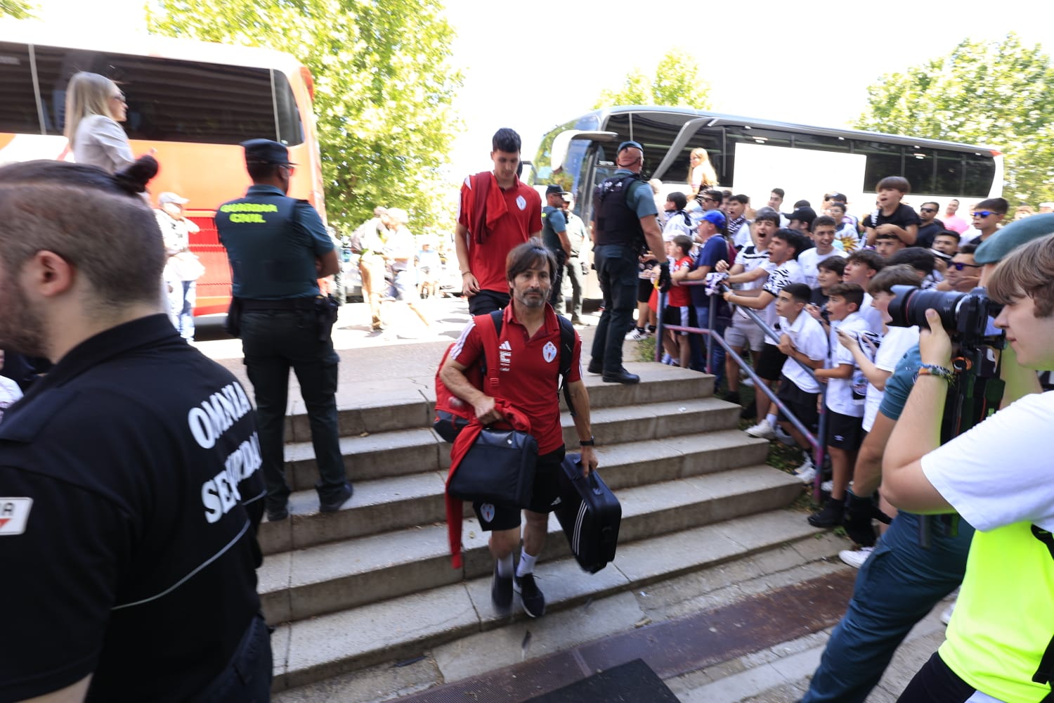 Así ha sido el recibimiento de la afición al autocar del Salamanca UDS