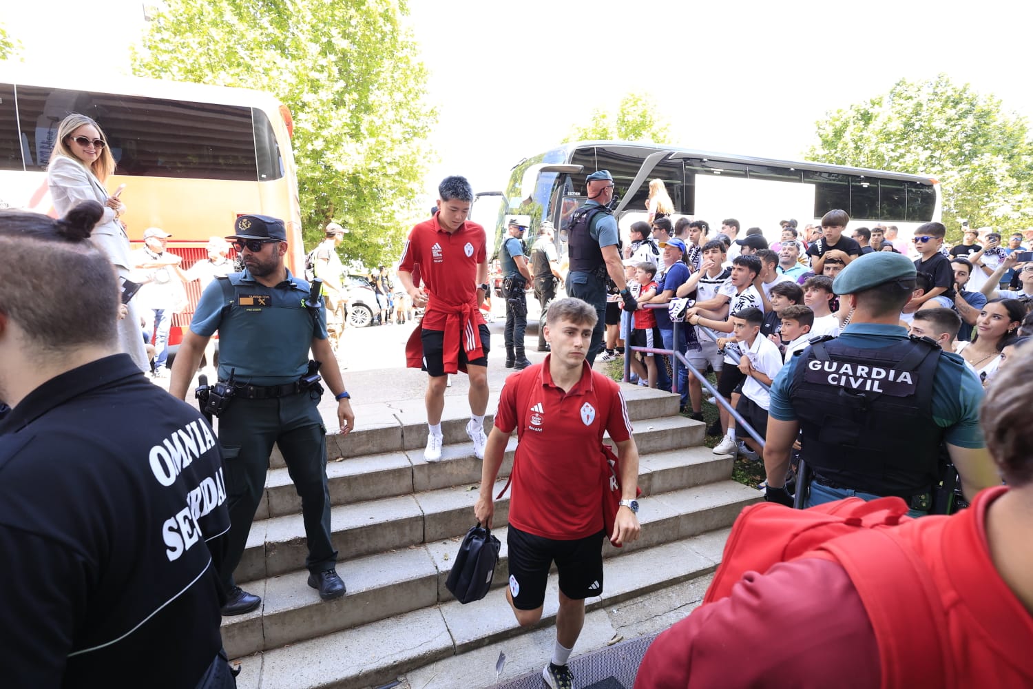 Así ha sido el recibimiento de la afición al autocar del Salamanca UDS