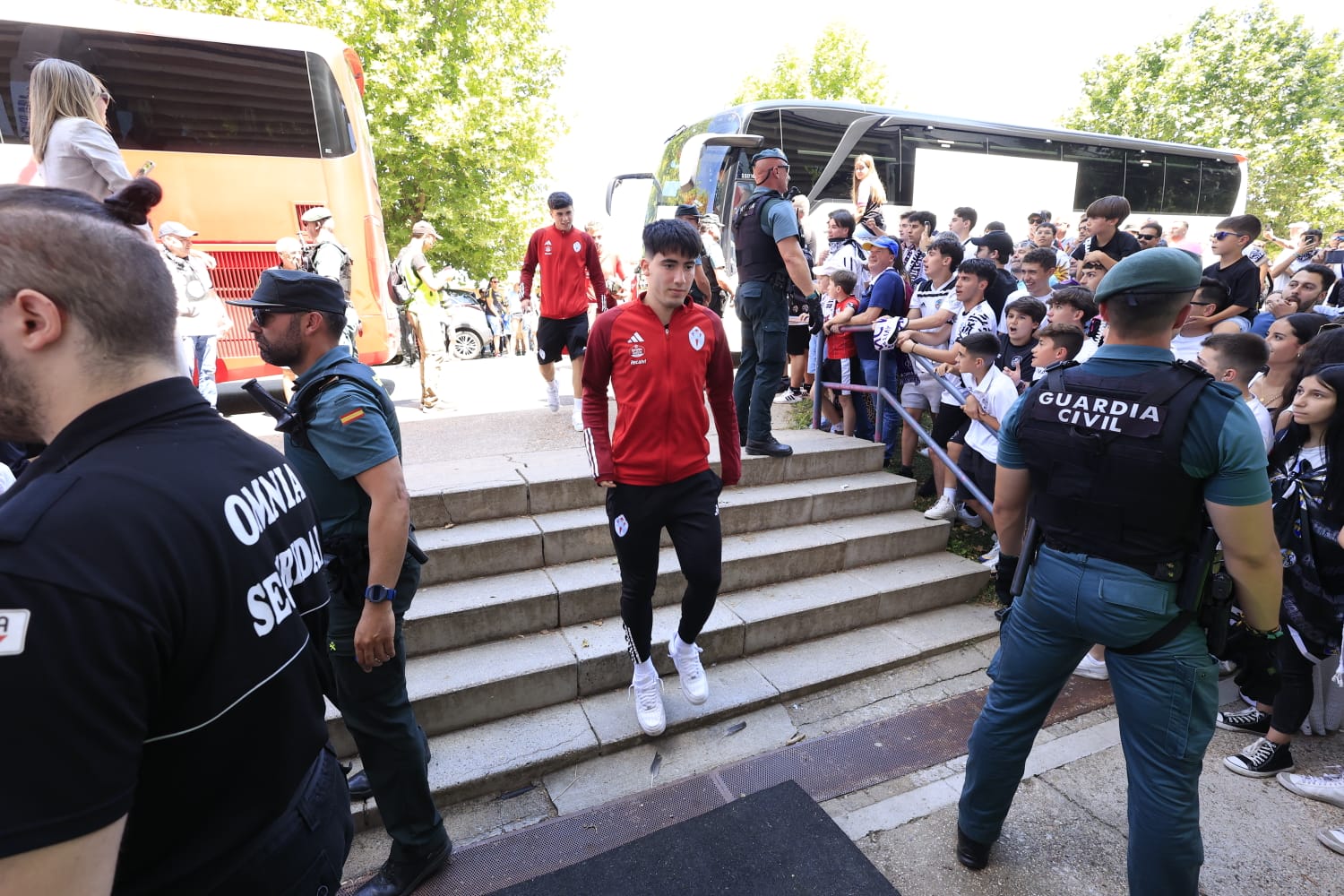 Así ha sido el recibimiento de la afición al autocar del Salamanca UDS