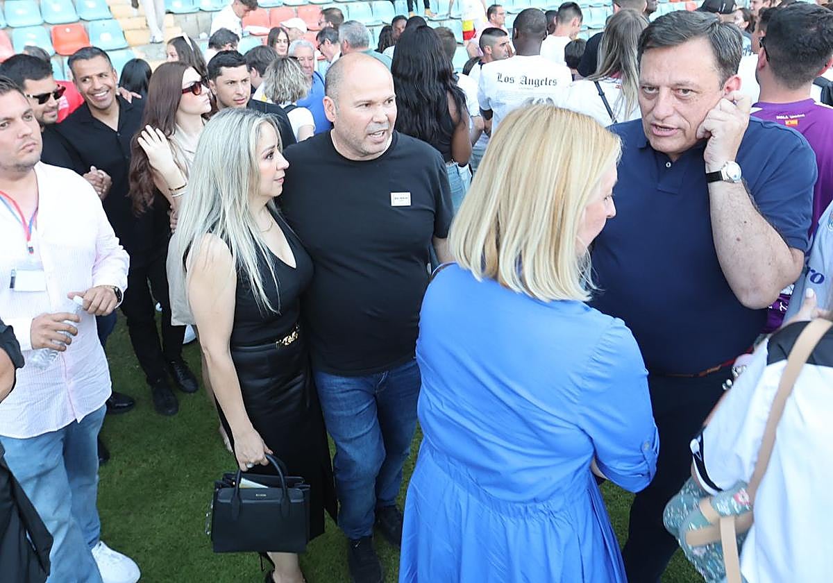 Lovato, a la izquierda, esta tarde en el campo al final del partido junto al expresidente Carlos Martín.