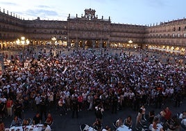 Los seguidores del Salamanca UDS, en la Plaza Mayor.