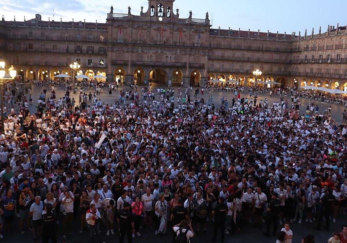 Los seguidores del Salamanca UDS, en la Plaza Mayor.