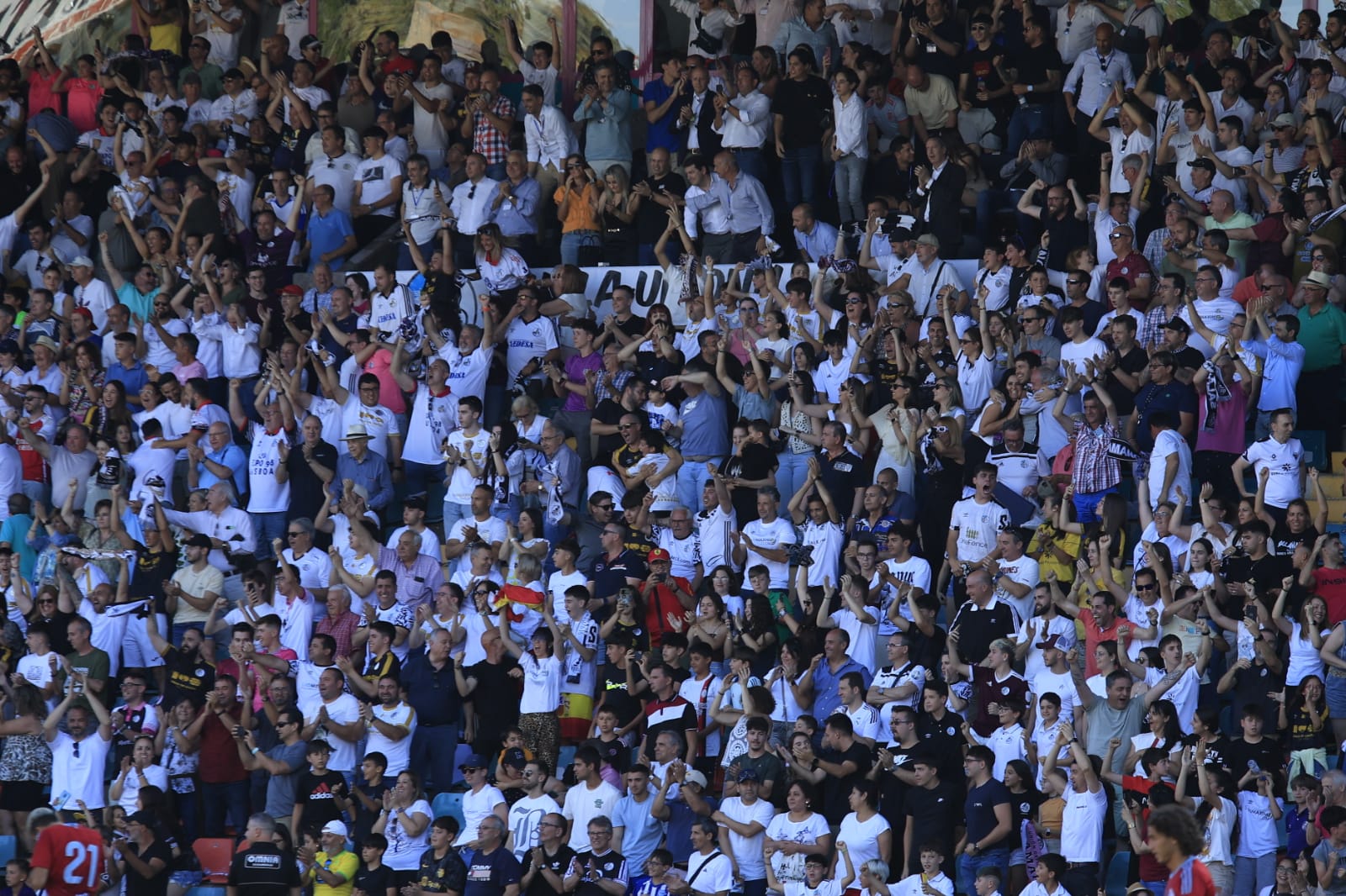 Celebración en el estadio del ascenso del Salamanca UDS a Segunda RFEF